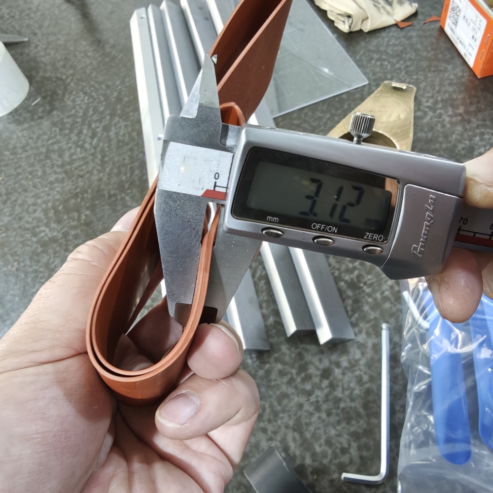 A Heat Shrink Tube Cutting Machine with Air Cylinder
