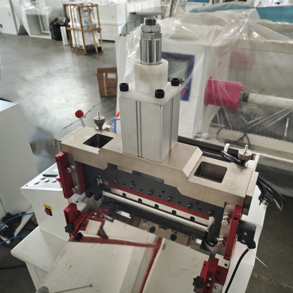 A Heat Shrink Tube Cutting Machine with Air Cylinder