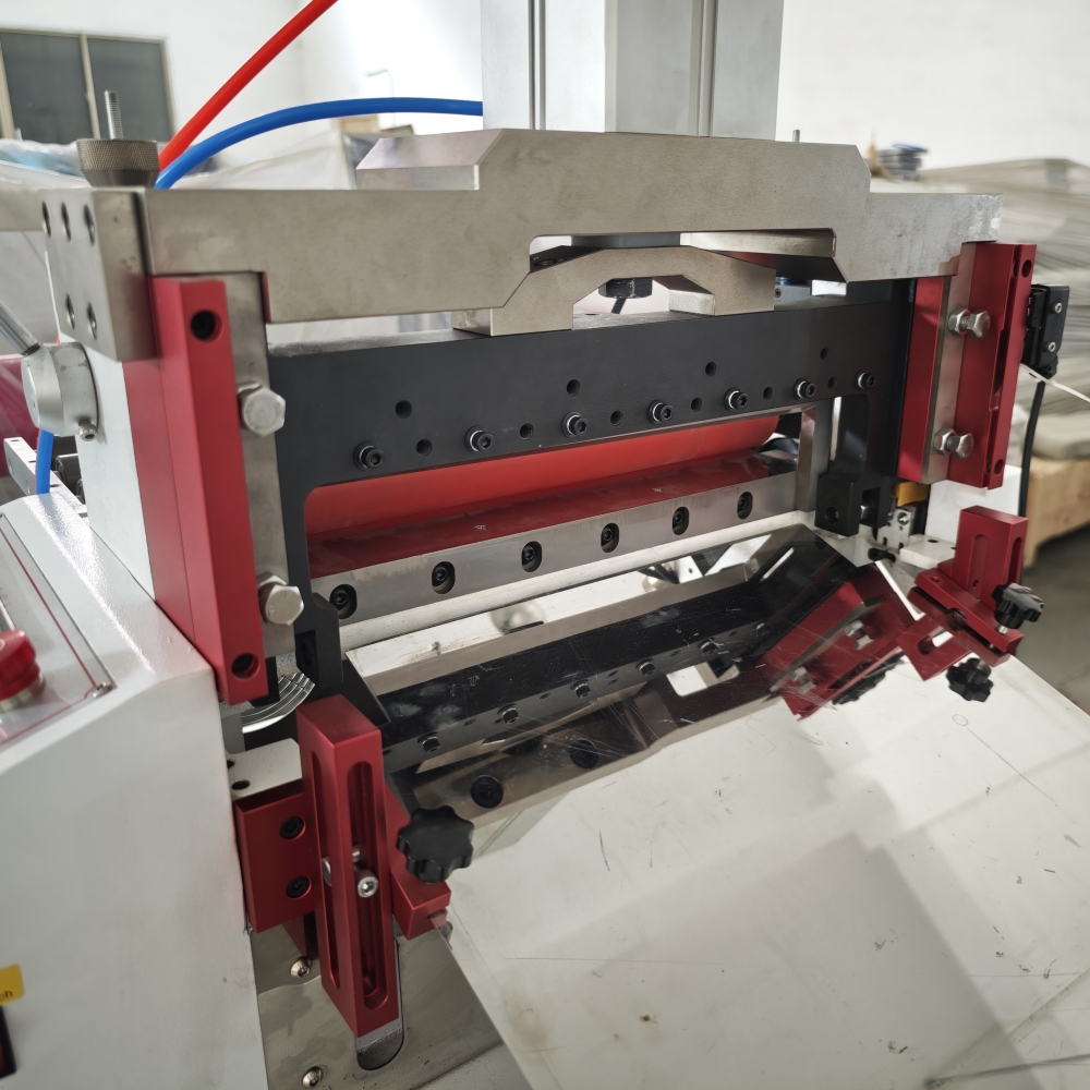 A Heat Shrink Tube Cutting Machine with Air Cylinder
